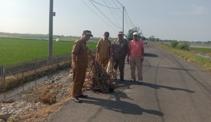 Keterangan Poto: Romli Sunarya, Camat Pedes bersama jajaran langsung turun ke lokasi untuk melakukan peninjauan