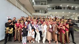 Keterangan Poto: Padus Candra Gemilang SMAN 5 Karawang juara favorit di bidang seni paduan suara dalam ajang The 20th National Folklore Festival (NFF)