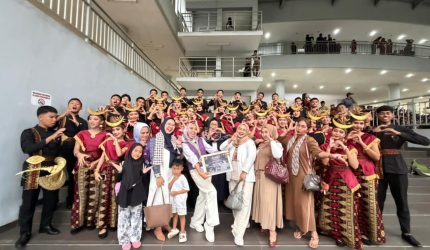 Keterangan Poto: Padus Candra Gemilang SMAN 5 Karawang juara favorit di bidang seni paduan suara dalam ajang The 20th National Folklore Festival (NFF)
