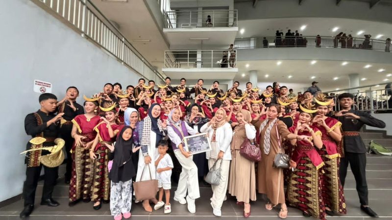Keterangan Poto: Padus Candra Gemilang SMAN 5 Karawang juara favorit di bidang seni paduan suara dalam ajang The 20th National Folklore Festival (NFF)