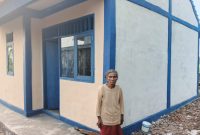 Poto: Samih warga Karawang mendapatkan rumah layak huni dari Aep Syaepuloh Bupati Karawang