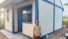 Poto: Samih warga Karawang mendapatkan rumah layak huni dari Aep Syaepuloh Bupati Karawang