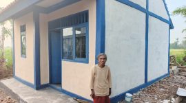 Poto: Samih warga Karawang mendapatkan rumah layak huni dari Aep Syaepuloh Bupati Karawang