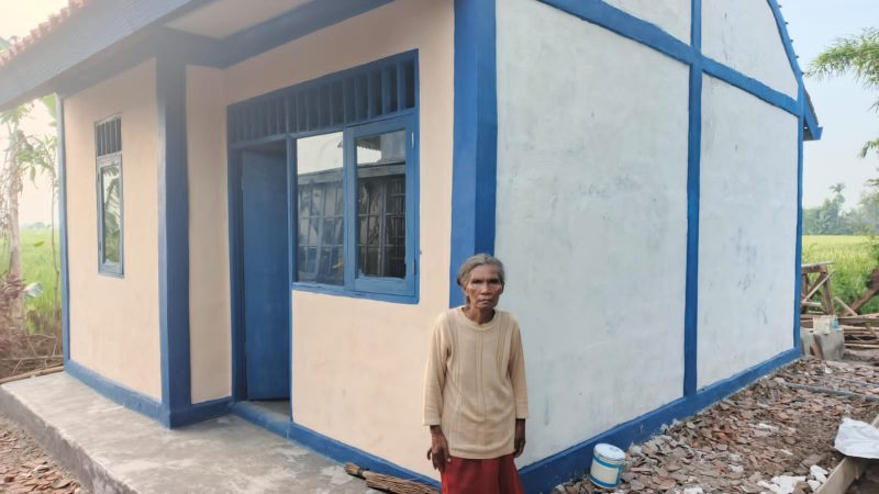 Poto: Samih warga Karawang mendapatkan rumah layak huni dari Aep Syaepuloh Bupati Karawang