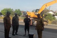 Poto: Romli Sunarya Camat Pedes, meninjau normalisasi sungai sekaligus cek kabel utilitas dan wifi yang mengganggu aktivitas ruang publik