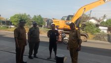 Poto: Romli Sunarya Camat Pedes, meninjau normalisasi sungai sekaligus cek kabel utilitas dan wifi yang mengganggu aktivitas ruang publik