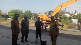 Poto: Romli Sunarya Camat Pedes, meninjau normalisasi sungai sekaligus cek kabel utilitas dan wifi yang mengganggu aktivitas ruang publik