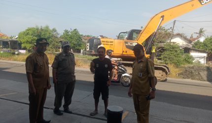 Poto: Romli Sunarya Camat Pedes, meninjau normalisasi sungai sekaligus cek kabel utilitas dan wifi yang mengganggu aktivitas ruang publik