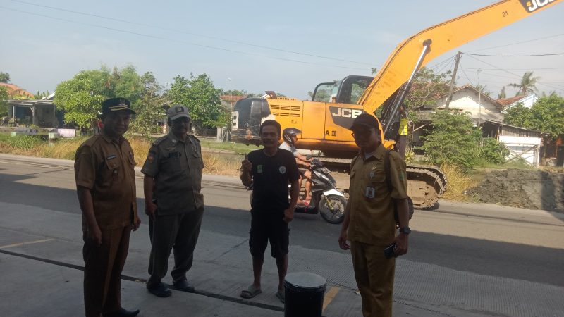 Poto: Romli Sunarya Camat Pedes, meninjau normalisasi sungai sekaligus cek kabel utilitas dan wifi yang mengganggu aktivitas ruang publik