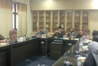 Poto: April Kepala Bidang Ekonomi DPD LSM GMBI Distrik Karawang saat Rapat Dengar Pendapat di Komisi 1 DPRD Karawang