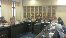 Poto: April Kepala Bidang Ekonomi DPD LSM GMBI Distrik Karawang saat Rapat Dengar Pendapat di Komisi 1 DPRD Karawang