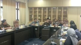 Poto: April Kepala Bidang Ekonomi DPD LSM GMBI Distrik Karawang saat Rapat Dengar Pendapat di Komisi 1 DPRD Karawang