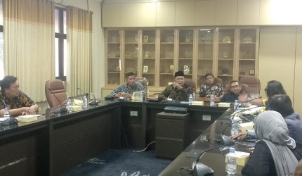 Poto: April Kepala Bidang Ekonomi DPD LSM GMBI Distrik Karawang saat Rapat Dengar Pendapat di Komisi 1 DPRD Karawang