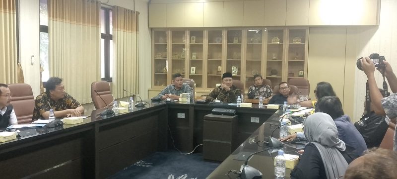 Poto: April Kepala Bidang Ekonomi DPD LSM GMBI Distrik Karawang saat Rapat Dengar Pendapat di Komisi 1 DPRD Karawang