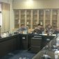 Poto: April Kepala Bidang Ekonomi DPD LSM GMBI Distrik Karawang saat Rapat Dengar Pendapat di Komisi 1 DPRD Karawang
