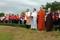 Keterangan Foto: umat Buddha dari tangerang melakukan meditasi religi ke Karawang