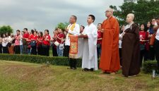 Keterangan Foto: umat Buddha dari tangerang melakukan meditasi religi ke Karawang