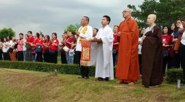 Keterangan Foto: umat Buddha dari tangerang melakukan meditasi religi ke Karawang