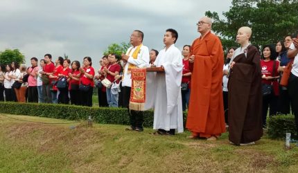 Keterangan Foto: umat Buddha dari tangerang melakukan meditasi religi ke Karawang