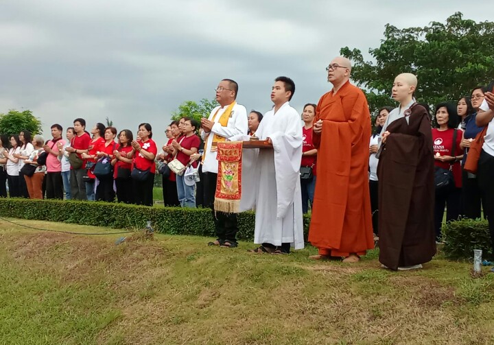 Keterangan Foto: umat Buddha dari tangerang melakukan meditasi religi ke Karawang