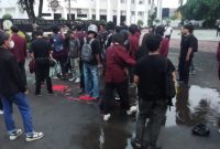 Keterangan Foto: Mahasiswa, Buruh, dan Masyarakat Sipil unjuk rasa di depan Pemda Kabupaten Karawang