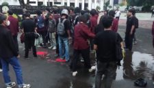 Keterangan Foto: Mahasiswa, Buruh, dan Masyarakat Sipil unjuk rasa di depan Pemda Kabupaten Karawang