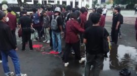 Keterangan Foto: Mahasiswa, Buruh, dan Masyarakat Sipil unjuk rasa di depan Pemda Kabupaten Karawang