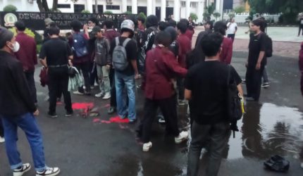 Keterangan Foto: Mahasiswa, Buruh, dan Masyarakat Sipil unjuk rasa di depan Pemda Kabupaten Karawang