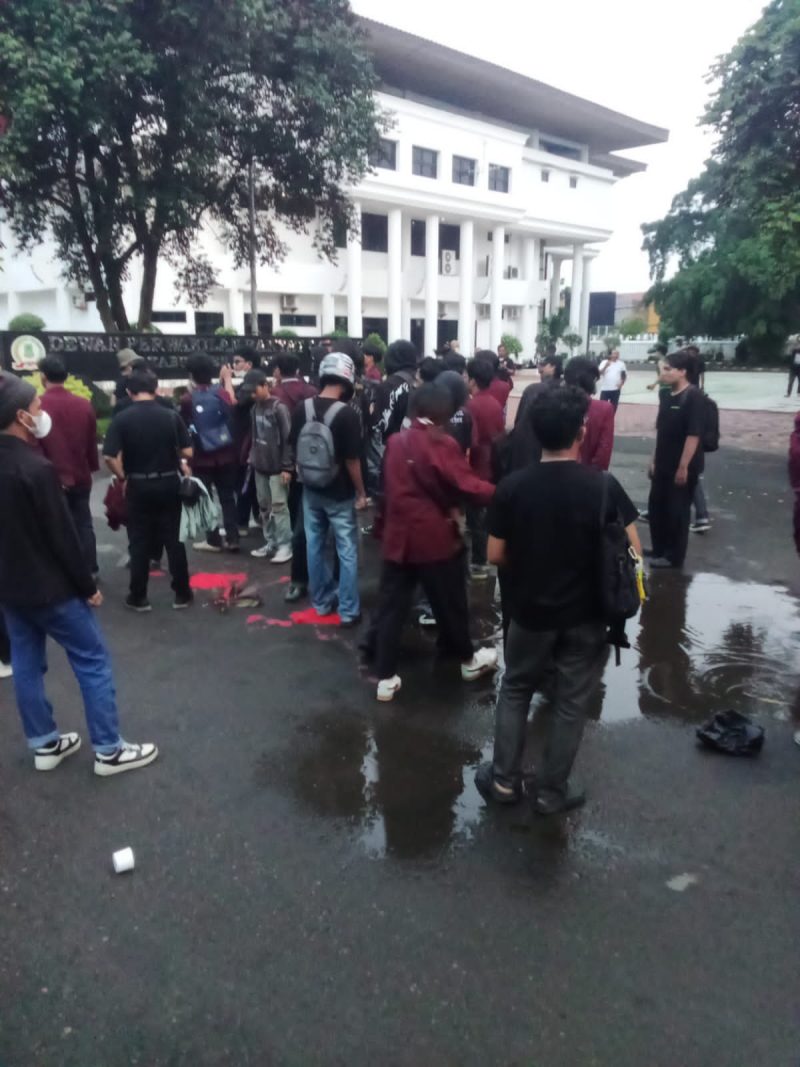 Keterangan Foto: Mahasiswa, Buruh, dan Masyarakat Sipil unjuk rasa di depan Pemda Kabupaten Karawang