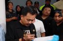Keterangan Foto: Dede Anwar anggota DPRD Karawang menemui aksi unjuk rasa mahasiswa di Pemda Karawang