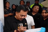 Keterangan Foto: Dede Anwar anggota DPRD Karawang menemui aksi unjuk rasa mahasiswa di Pemda Karawang