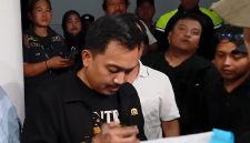Keterangan Foto: Dede Anwar anggota DPRD Karawang menemui aksi unjuk rasa mahasiswa di Pemda Karawang