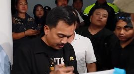 Keterangan Foto: Dede Anwar anggota DPRD Karawang menemui aksi unjuk rasa mahasiswa di Pemda Karawang