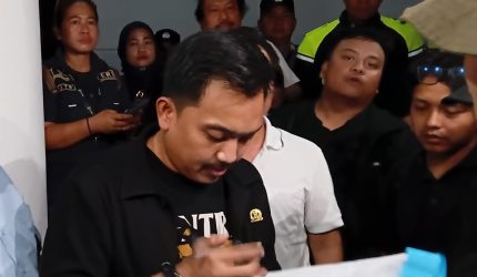 Keterangan Foto: Dede Anwar anggota DPRD Karawang menemui aksi unjuk rasa mahasiswa di Pemda Karawang