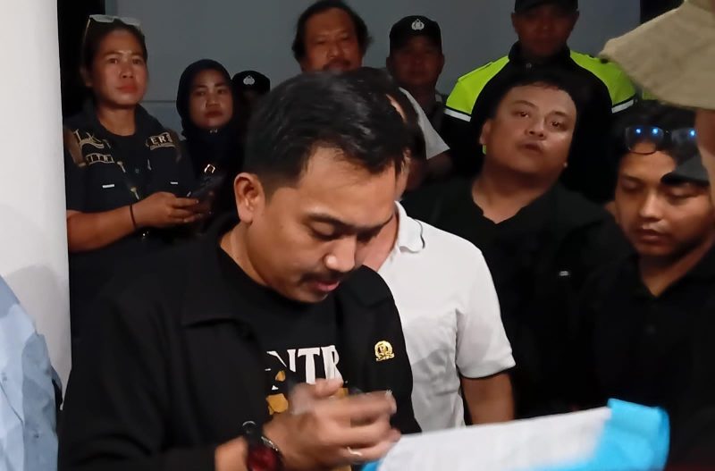Keterangan Foto: Dede Anwar anggota DPRD Karawang menemui aksi unjuk rasa mahasiswa di Pemda Karawang
