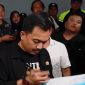 Keterangan Foto: Dede Anwar anggota DPRD Karawang menemui aksi unjuk rasa mahasiswa di Pemda Karawang