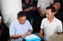 Keterangan Foto: Asep Junaedi Ketua Komisi IV DPRD Kabupaten Karawang saat menemui massa aksi mahasiswa di gedung DPRD