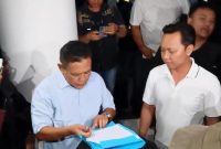 Keterangan Foto: Asep Junaedi Ketua Komisi IV DPRD Kabupaten Karawang saat menemui massa aksi mahasiswa di gedung DPRD