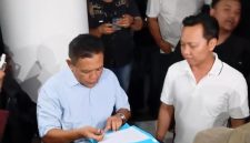 Keterangan Foto: Asep Junaedi Ketua Komisi IV DPRD Kabupaten Karawang saat menemui massa aksi mahasiswa di gedung DPRD