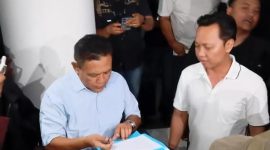 Keterangan Foto: Asep Junaedi Ketua Komisi IV DPRD Kabupaten Karawang saat menemui massa aksi mahasiswa di gedung DPRD