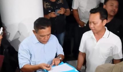 Keterangan Foto: Asep Junaedi Ketua Komisi IV DPRD Kabupaten Karawang saat menemui massa aksi mahasiswa di gedung DPRD