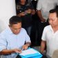 Keterangan Foto: Asep Junaedi Ketua Komisi IV DPRD Kabupaten Karawang saat menemui massa aksi mahasiswa di gedung DPRD