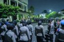 Keterangan Foto: Jajaran Polres Karawang pengamanan aksi unjuk rasa mahasiswa Unsika di Gedung DPRD Karawang