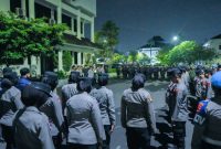 Keterangan Foto: Jajaran Polres Karawang pengamanan aksi unjuk rasa mahasiswa Unsika di Gedung DPRD Karawang