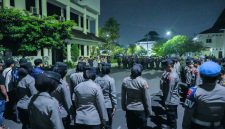 Keterangan Foto: Jajaran Polres Karawang pengamanan aksi unjuk rasa mahasiswa Unsika di Gedung DPRD Karawang