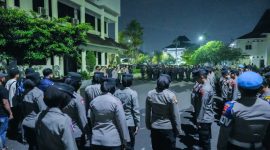 Keterangan Foto: Jajaran Polres Karawang pengamanan aksi unjuk rasa mahasiswa Unsika di Gedung DPRD Karawang