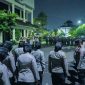 Keterangan Foto: Jajaran Polres Karawang pengamanan aksi unjuk rasa mahasiswa Unsika di Gedung DPRD Karawang