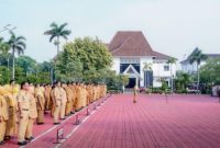 Keterangan Foto: Asep Aang Rahmatullah Sekda Karawang pimpin apel pagi di Plaza Pemda Karawang