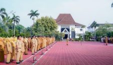 Keterangan Foto: Asep Aang Rahmatullah Sekda Karawang pimpin apel pagi di Plaza Pemda Karawang