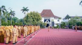 Keterangan Foto: Asep Aang Rahmatullah Sekda Karawang pimpin apel pagi di Plaza Pemda Karawang